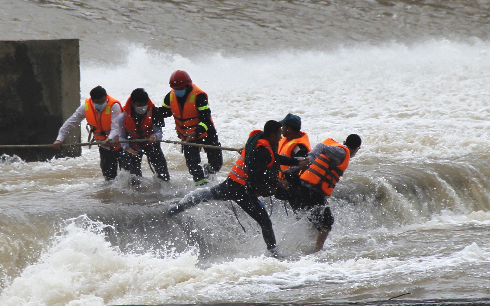 Quá trình cứu hộ Phó Giám đốc Sở ở Quảng Trị cùng 6 người mắc kẹt giữa dòng nước xiết