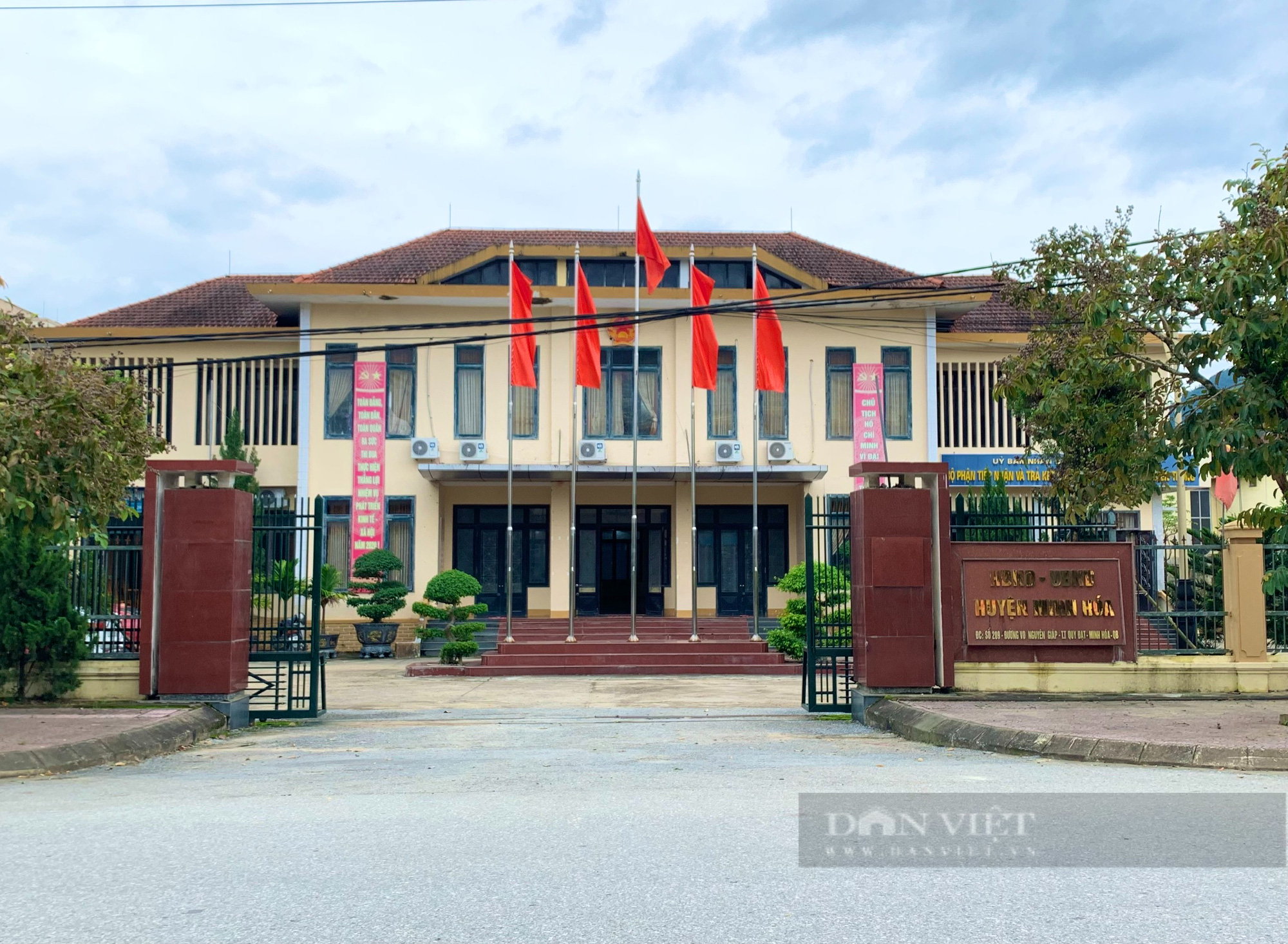 Vụ thăng hạng chức danh nghề nghiệp sai, 101 viên chức gánh chịu: Chủ tịch tỉnh Quảng Bình chỉ đạo kiểm tra - Ảnh 2.