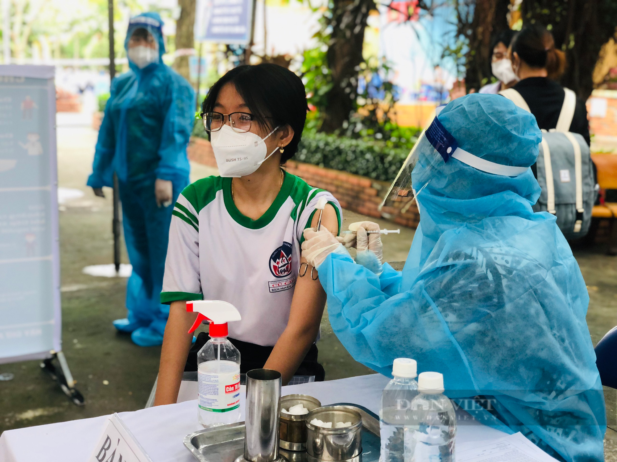 TP.HCM: Học sinh huyện Củ Chi &quot;hăm hở&quot; đi tiêm vaccine Covid-19 - Ảnh 3.