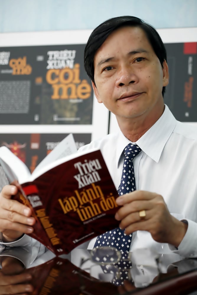 Nhà văn Triệu Xuân: Cái nhìn dự báo trong tiểu thuyết và cuộc chiến chống lại cái ác - Ảnh 2.