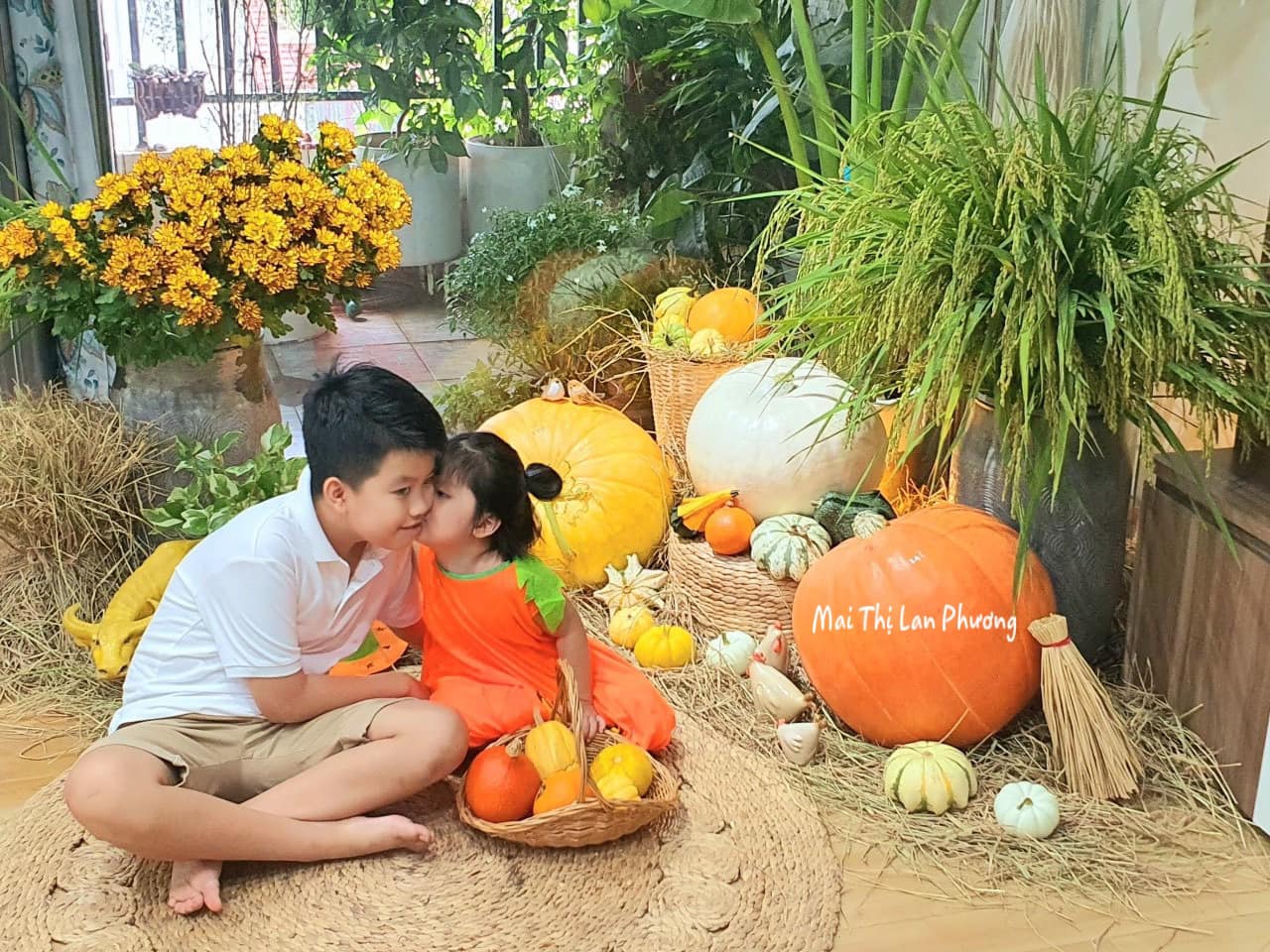 Mẹ 8x Hà Nội Trang trí bí ngô khổng lồ chơi Halloween - Ảnh 1.