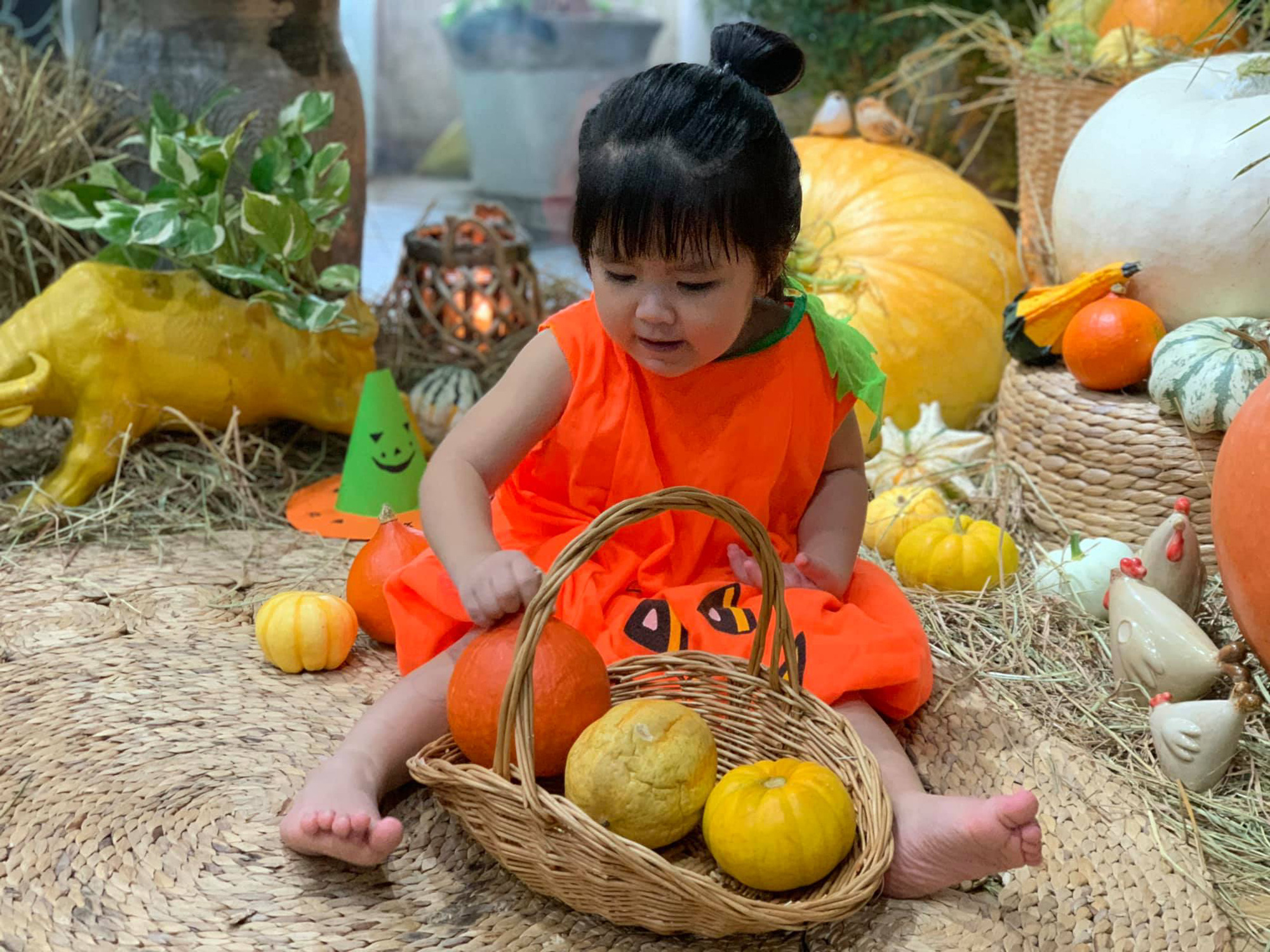 Mẹ 8x Hà Nội Trang trí bí ngô khổng lồ chơi Halloween - Ảnh 2.