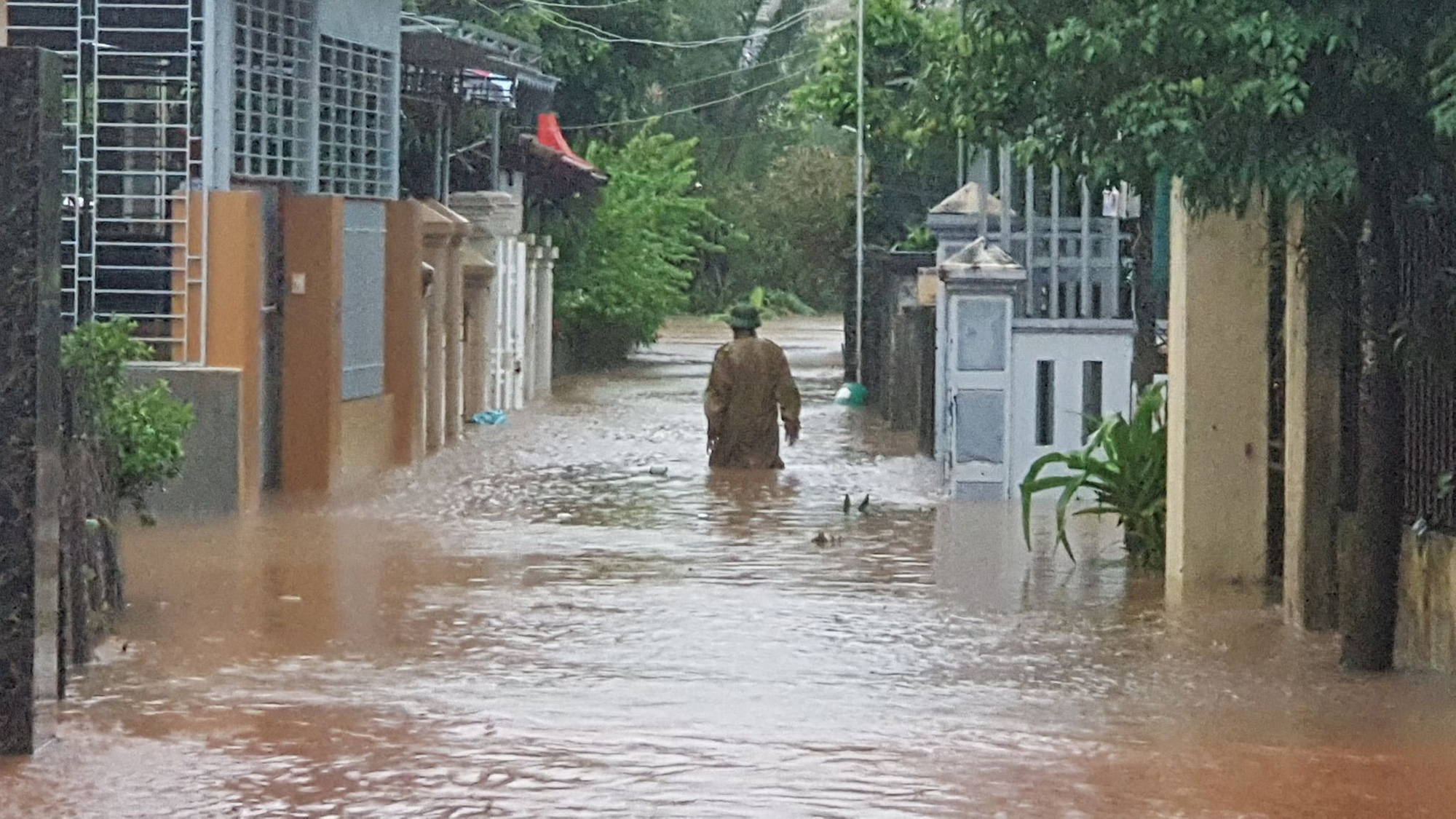 Một con hẻm ở đường Lê Lợi bị ngập, nước tràn vào nhà dân ngập sâu vào sáng 28/10. Ảnh: Phương Nam.
