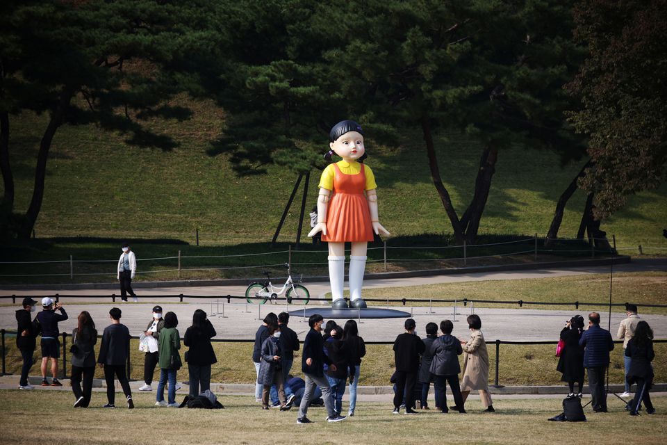 Búp bê khổng lồ trong 'Squid Game' xuất hiện tại Seoul - Ảnh 7.