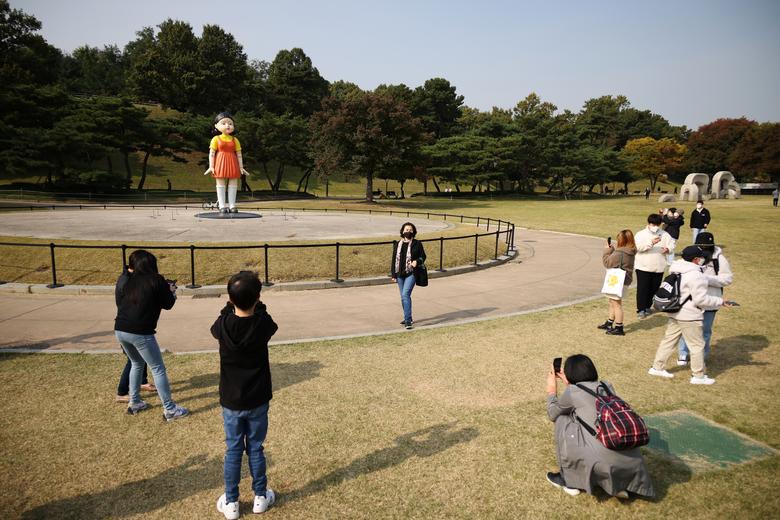 Búp bê khổng lồ trong 'Squid Game' xuất hiện tại Seoul - Ảnh 8.