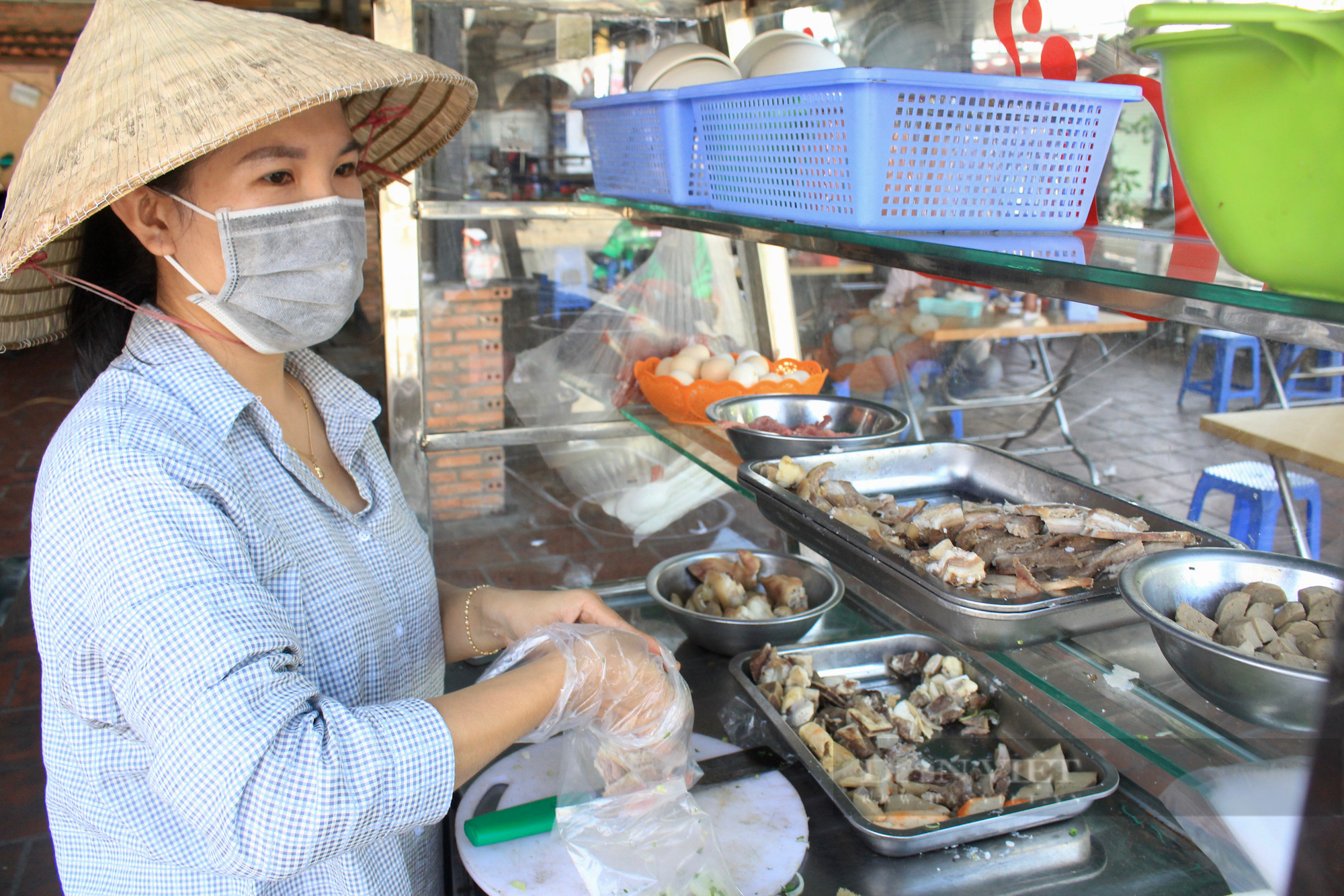 Quán ăn TP.HCM ngày đầu bán tại chỗ: Nhận tối đa 20 khách, người dân và chủ tiệm đều mừng - Ảnh 3.