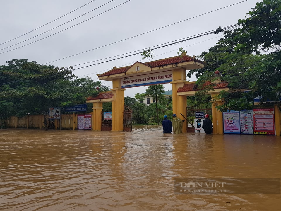 Quảng Trị: Mưa trắng trời, dân kêu trời vì nước ngập ngang bụng - Ảnh 1.