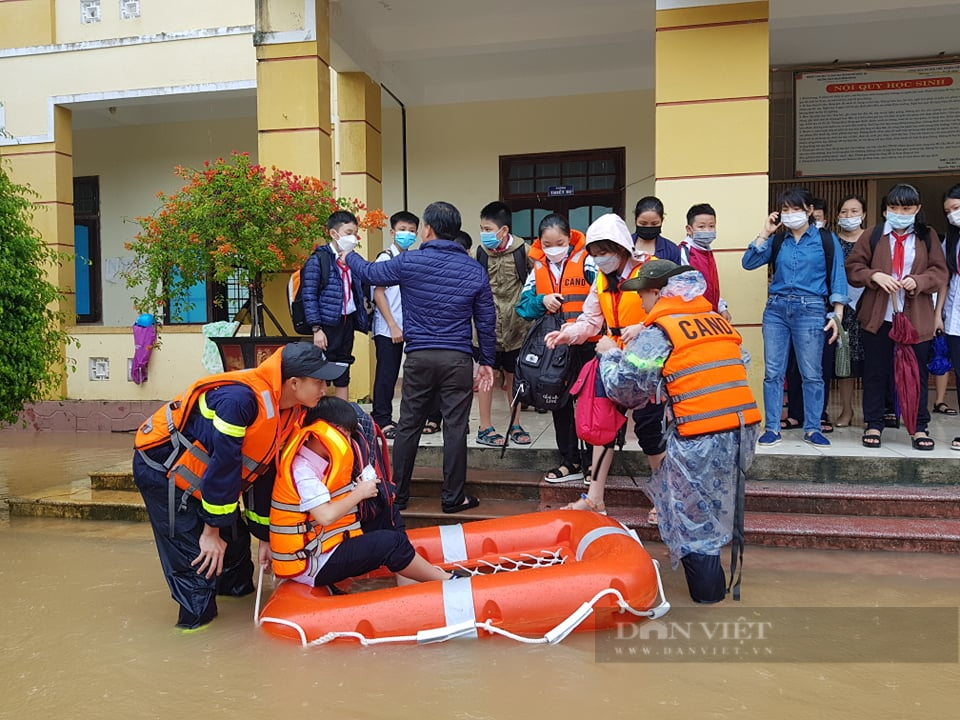 Quảng Trị: Mưa trắng trời, dân kêu trời vì nước ngập ngang bụng - Ảnh 2.