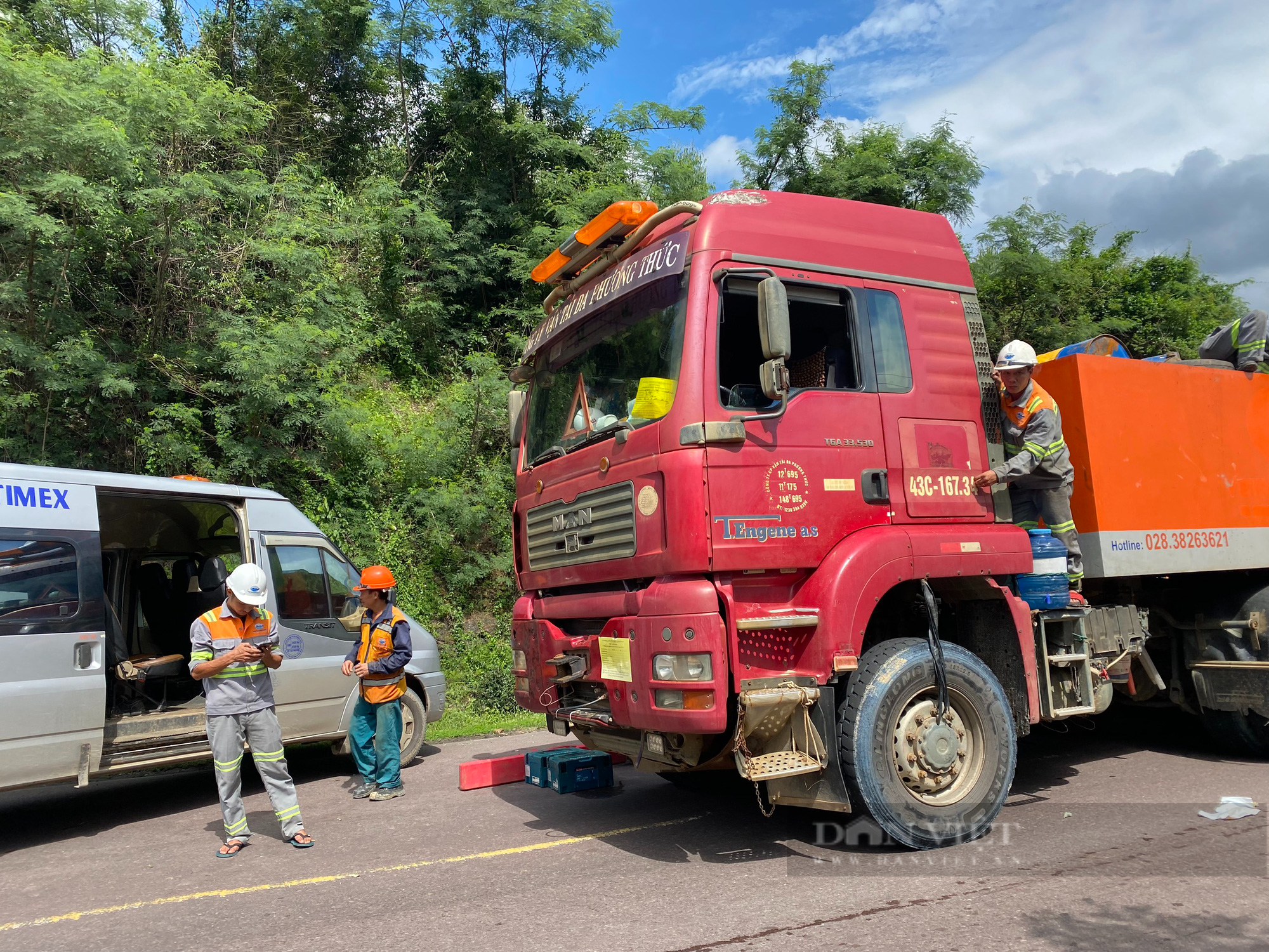 'Thót tim' cảnh xe siêu trường chở thiết bị điện gió lật 'chổng bánh' ở đèo An Khê - Ảnh 4.