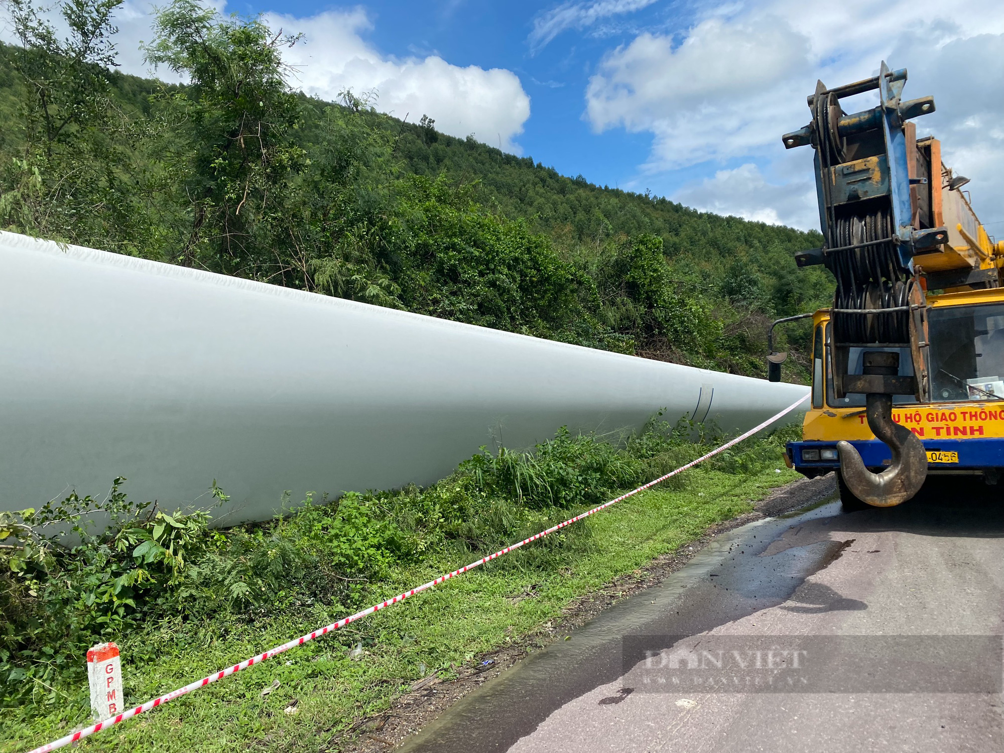 'Thót tim' cảnh xe siêu trường chở thiết bị điện gió lật 'chổng bánh' ở đèo An Khê - Ảnh 6.