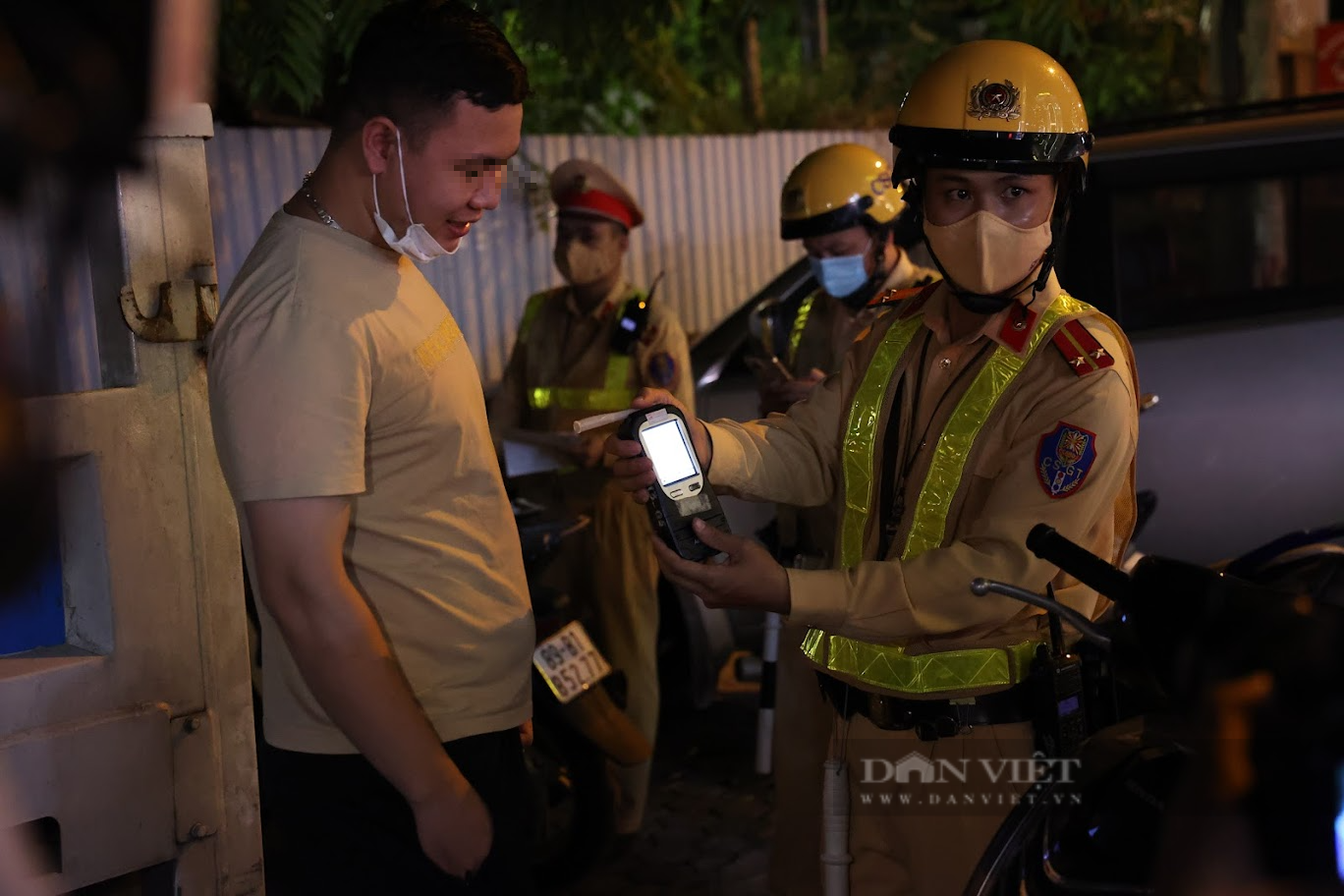 Hà Nội: Hàng quán mở cửa trở lại, nhiều &quot;ma men&quot; bị xử phạt vì vi phạm nồng độ cồn - Ảnh 7.