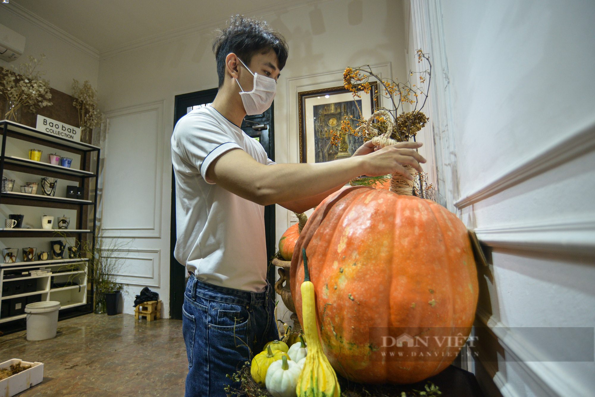 Người Hà Nội tìm mua bí ngô "siêu khổng lồ" để chơi Halloween với giá chục triệu đồng - Ảnh 4.