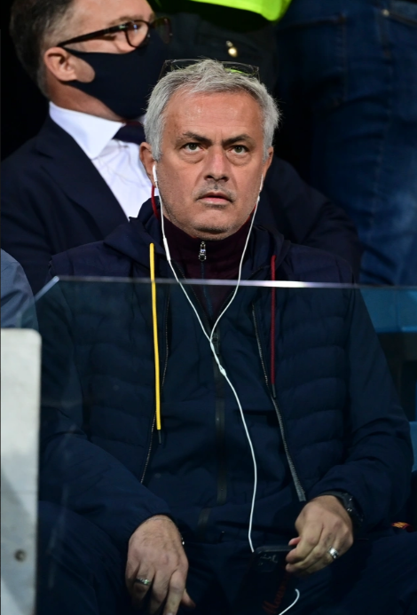 Bị cấm vào phòng thay đồ, Mourinho ra ngoài ngồi ăn như công nhân - Ảnh 2.