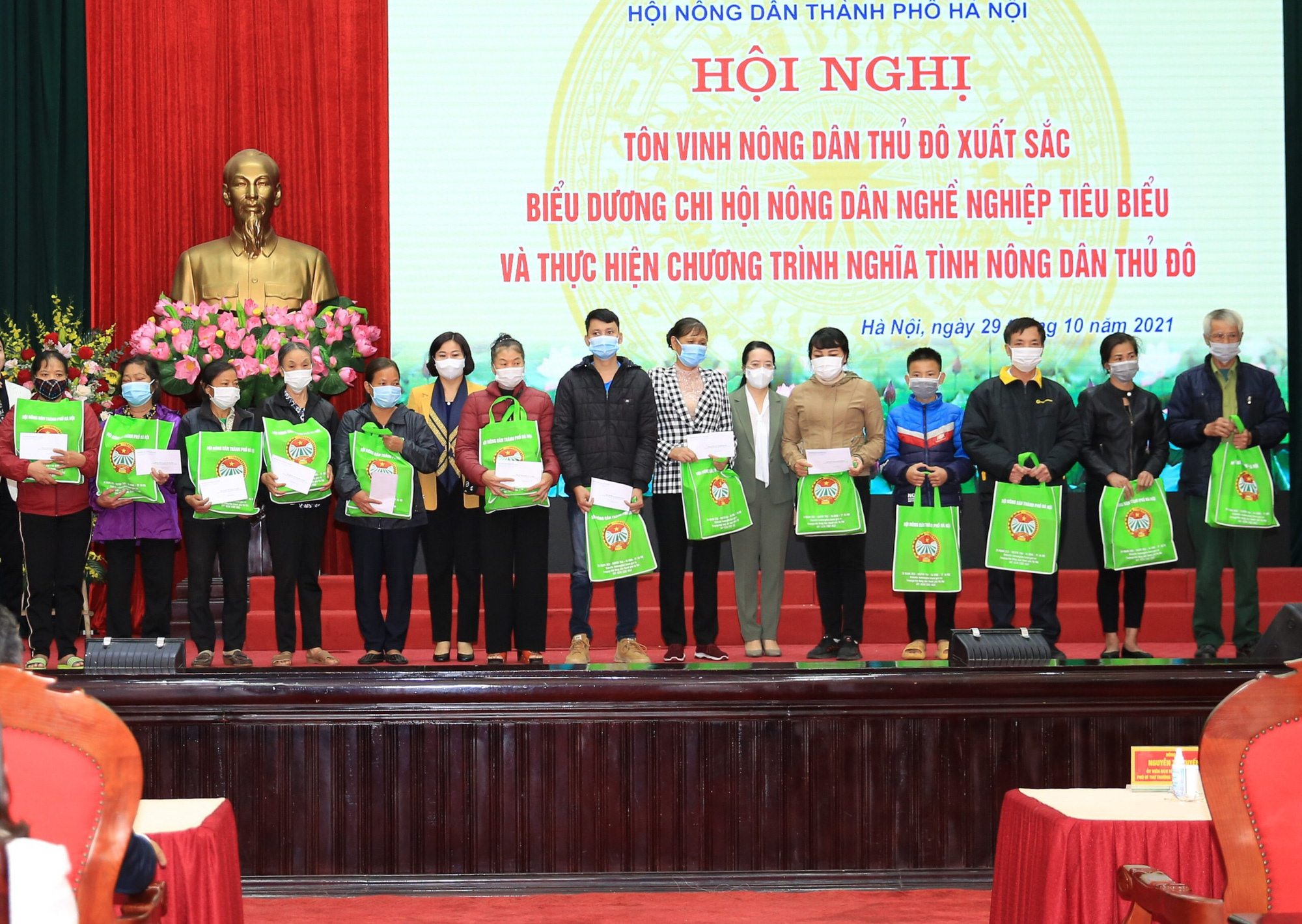 Hà Nội: Tôn vinh 18 Nông dân Thủ đô xuất sắc, 18 Chi hội nghề nghiệp tiêu biểu - Ảnh 5.