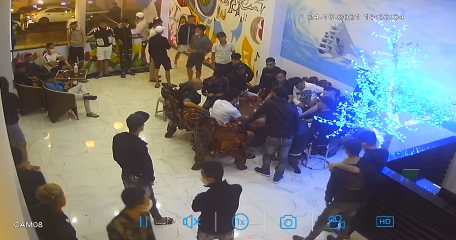 Lâm Đồng: Hàng chục thanh niên hỗn chiến tại quán karaoke, 12 đối tượng bị tạm giữ hình sự - Ảnh 1.
