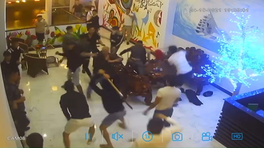 Lâm Đồng: Hàng chục thanh niên hỗn chiến tại quán karaoke, 12 đối tượng bị tạm giữ hình sự - Ảnh 2.