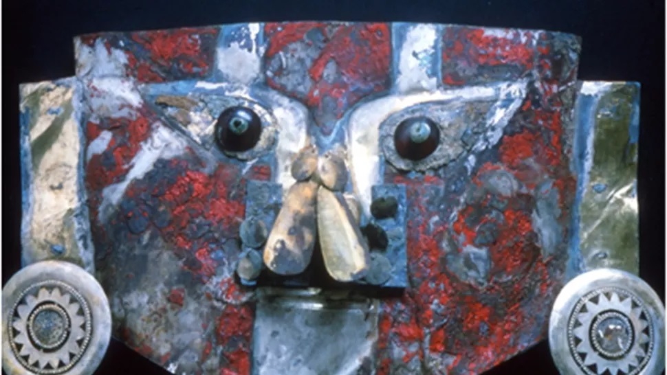 Bí mật nhuốm máu trên chiếc mặt nạ vàng cổ đại 1.000 năm tuổi - Ảnh 1.