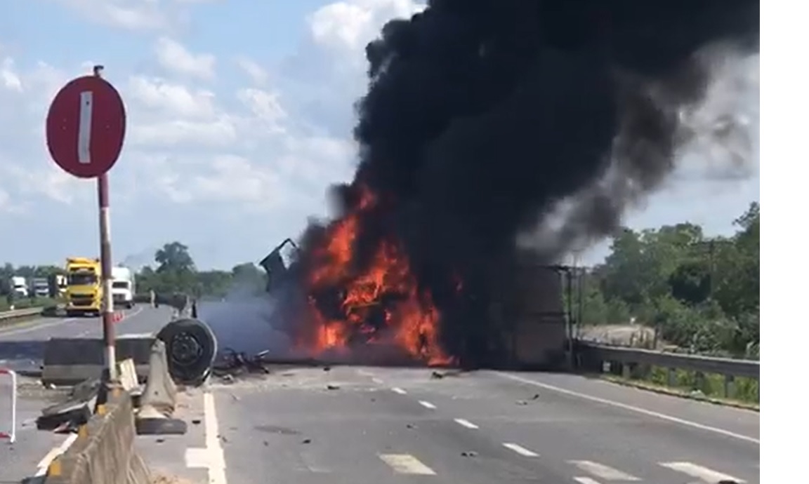 Xe tải chở ô tô con bốc cháy dữ dội trên quốc lộ 1A - Ảnh 1.