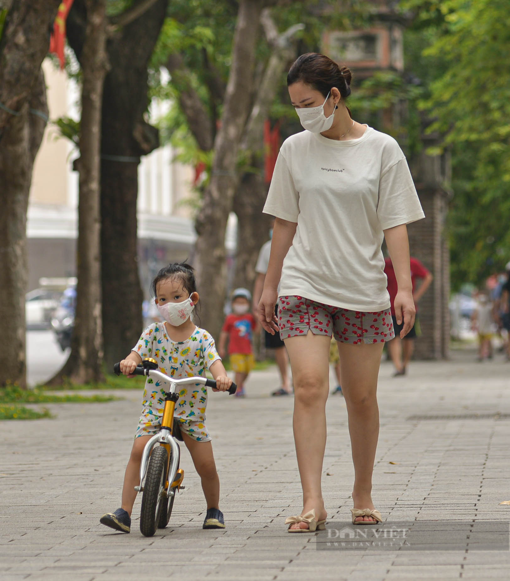 Đông nghịt người đổ về Hồ Gươm đi dạo và xếp hàng mua kem vào cuối tuần sau nới lỏng giãn cách - Ảnh 8.