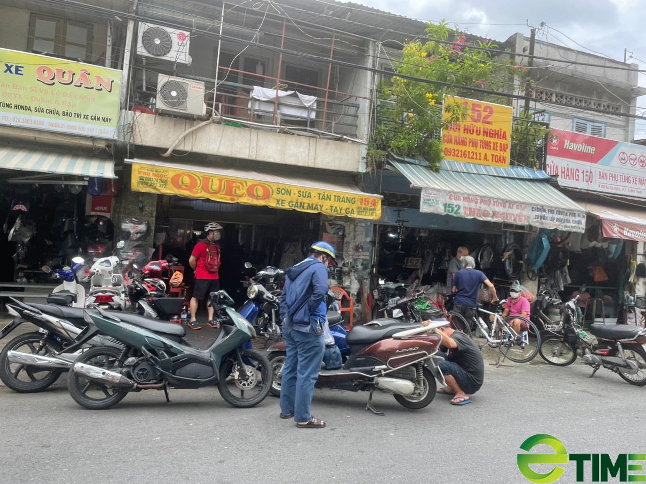 TP. HCM ngày trở lại &quot;Bình thường mới&quot;: Hàng sửa xe máy đắt khách, kiếm tiền triệu mỗi ngày - Ảnh 8.