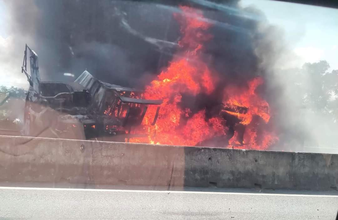Xe tải chở ô tô con bốc cháy dữ dội trên quốc lộ 1A - Ảnh 2.