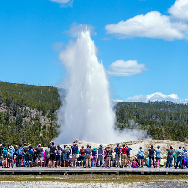 Mỹ: Bất chấp Covid-19, Vườn Quốc gia Yellowstone vẫn lập kỷ lục đón 1 triệu khách du lịch/tháng “trái mùa” - Ảnh 3.