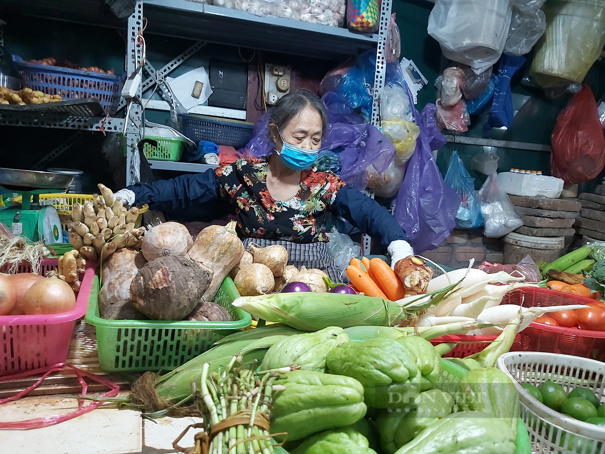 Hà Nội: Giá rau xanh tăng phi mã, có loại 170.000 đồng/kg đắt hơn cả thịt heo, bà nội trợ ai cũng ngao ngán - Ảnh 2.