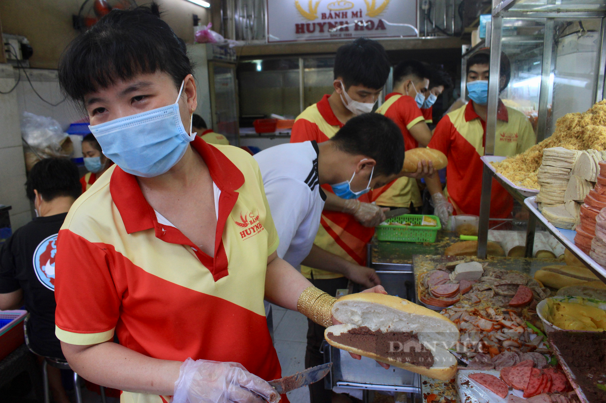 Bánh mì đắt nhất Sài Gòn 58.000 đồng/ổ có gì mà lúc nào cũng phải xếp hàng mới được ăn? - Ảnh 2.
