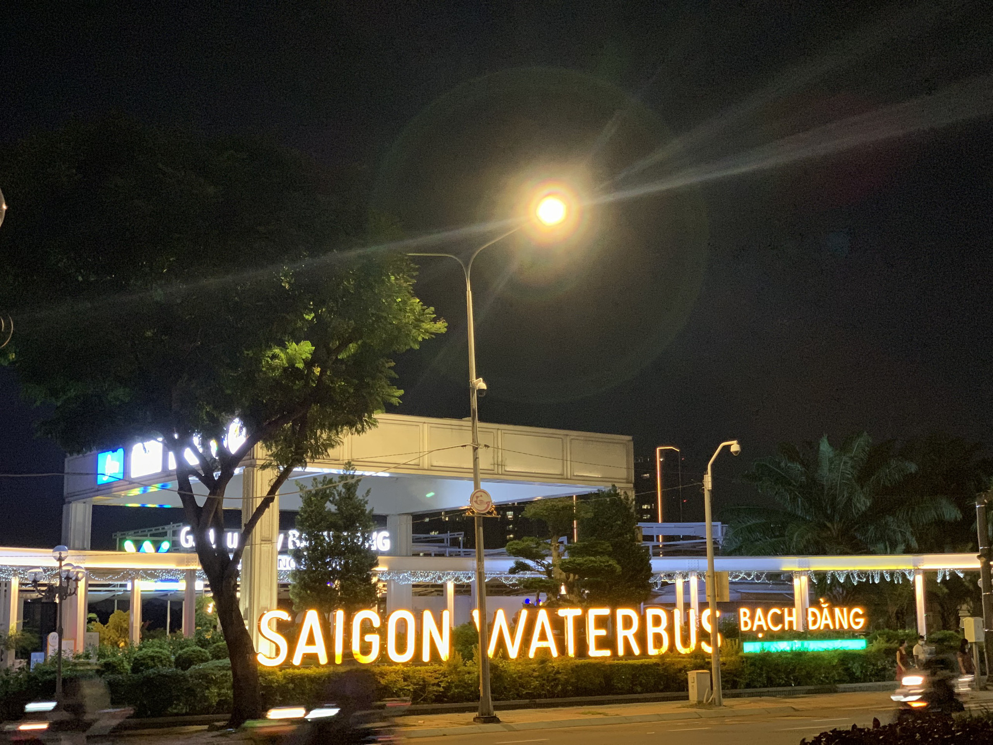 Đời trôi nổi của khách sạn biểu tượng một thời ở Sài Gòn - Ảnh 2.