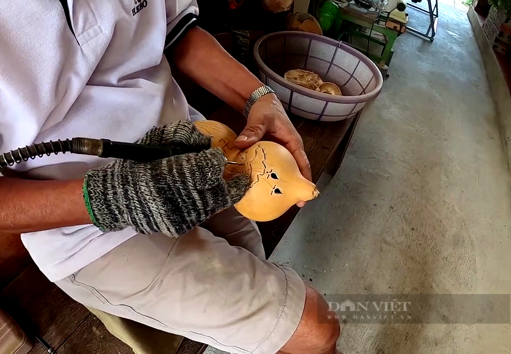 Tây Ninh: Ông nông dân biến loại quả thắt đáy lưng ong thành hàng loạt sản phẩm nghệ thuật ai thấy cũng mê - Ảnh 3.