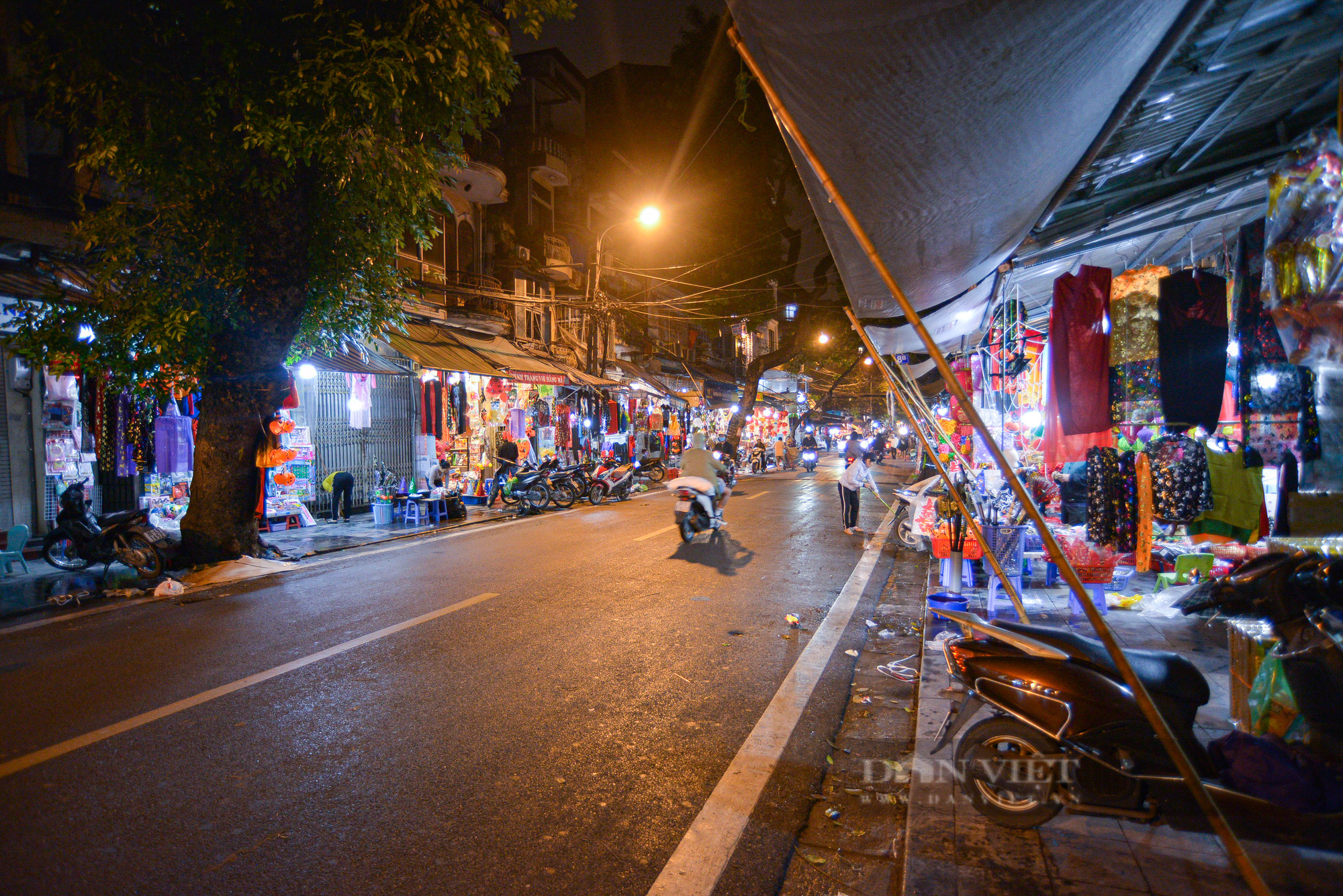 Khung cảnh khác lạ ở Hà Nội vào đêm Halloween: Mưa lạnh hắt hiu vắng bóng người - Ảnh 1.