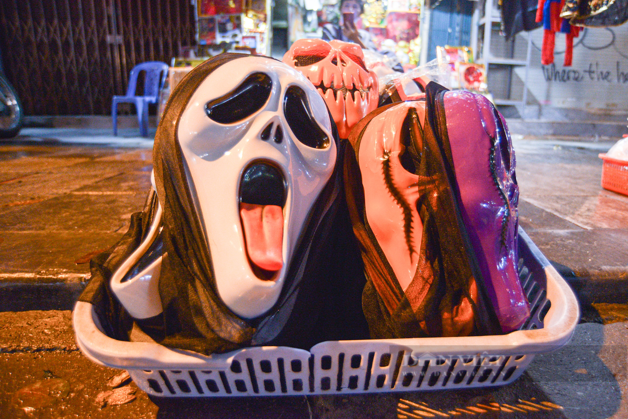 Khung cảnh khác lạ ở Hà Nội vào đêm Halloween: Mưa lạnh hắt hiu vắng bóng người - Ảnh 3.