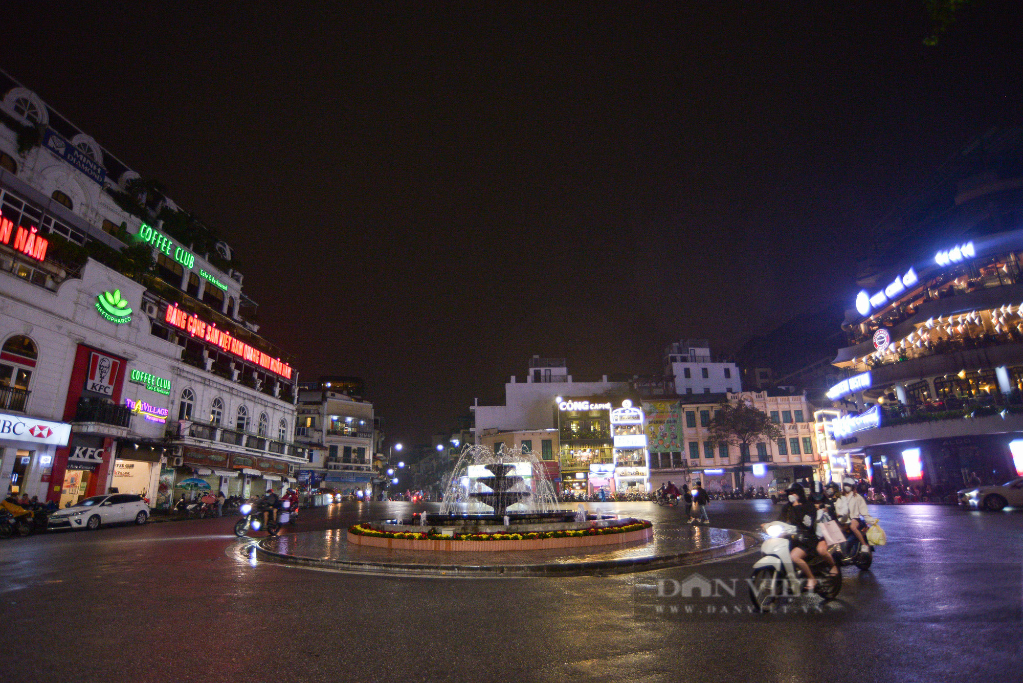 Khung cảnh khác lạ ở Hà Nội vào đêm Halloween: Mưa lạnh hắt hiu vắng bóng người - Ảnh 7.
