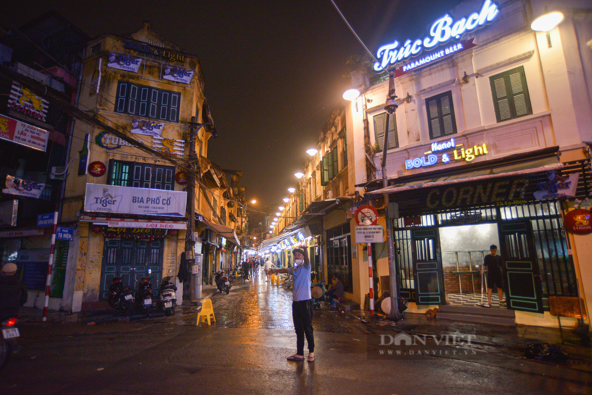 Khung cảnh khác lạ ở Hà Nội vào đêm Halloween: Mưa lạnh hắt hiu vắng bóng người - Ảnh 9.
