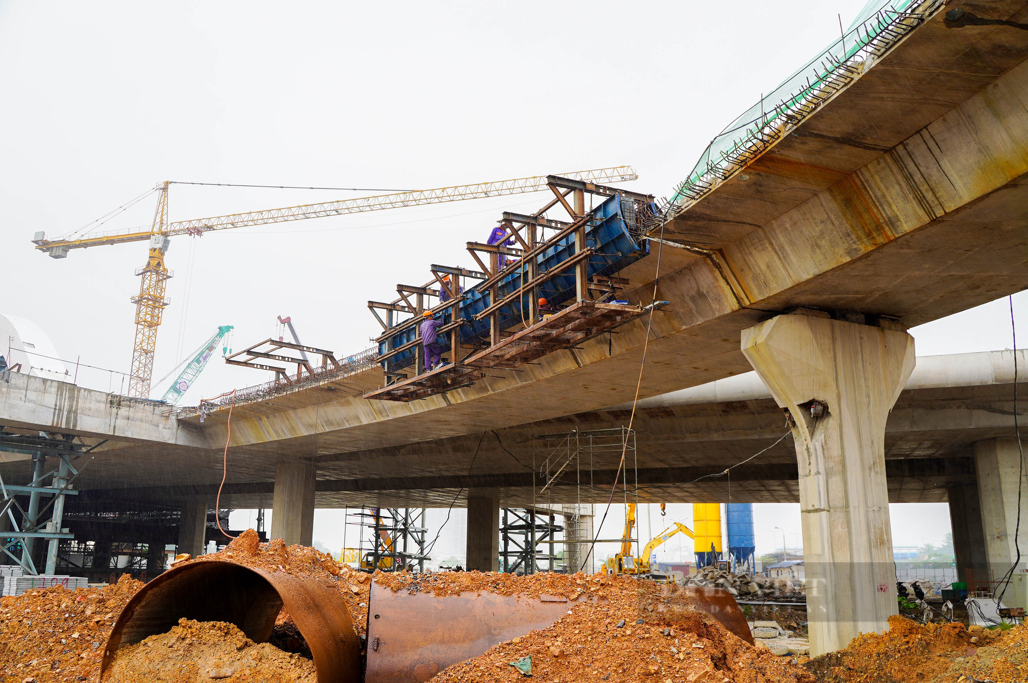 Tận mắt chứng kiến công trường xây dựng cầu hơn 2.000 tỷ vượt sông Lạch Tray - Ảnh 4.