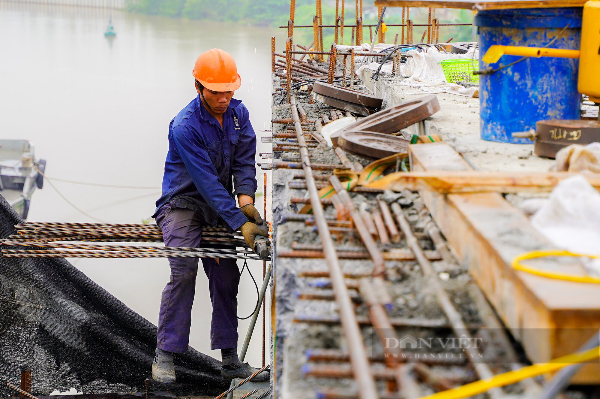 Tận mắt chứng kiến công trường xây dựng cầu hơn 2.000 tỷ vượt sông Lạch Tray - Ảnh 5.