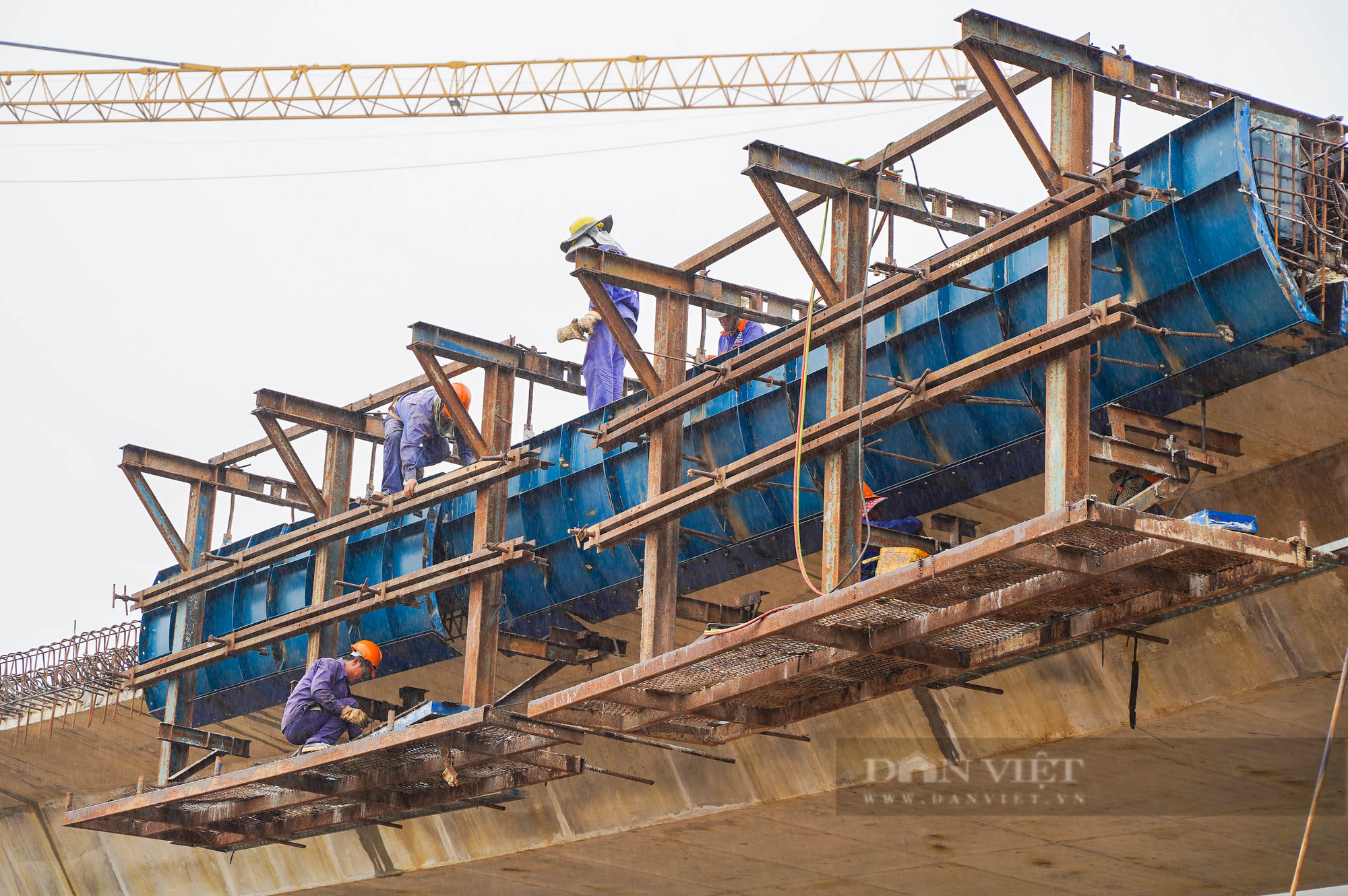 Tận mắt chứng kiến công trường xây dựng cầu hơn 2.000 tỷ vượt sông Lạch Tray - Ảnh 7.