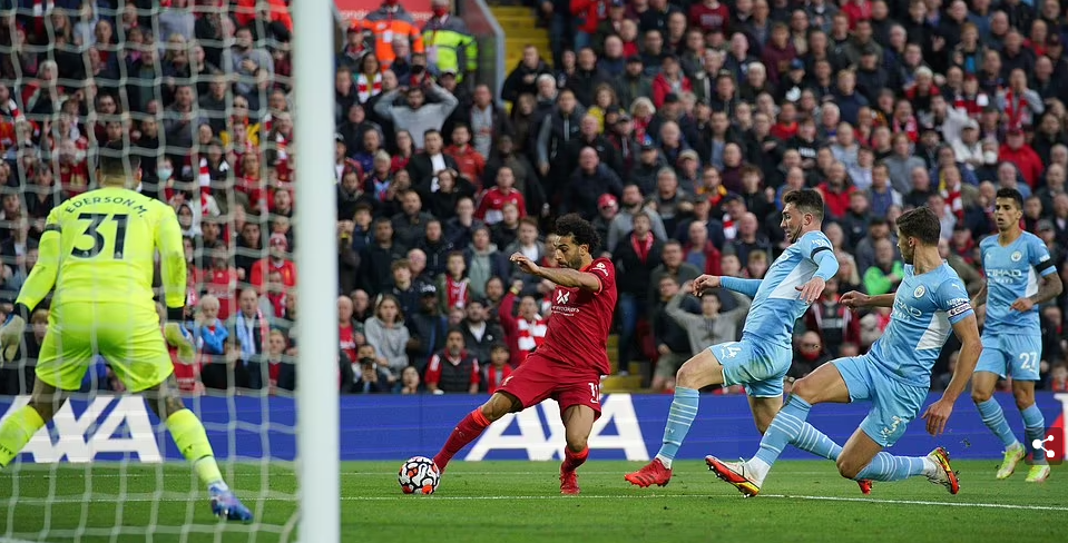 Man City thoát thua Liverpool, HLV Guardiola trút giận vào trọng tài - Ảnh 1.