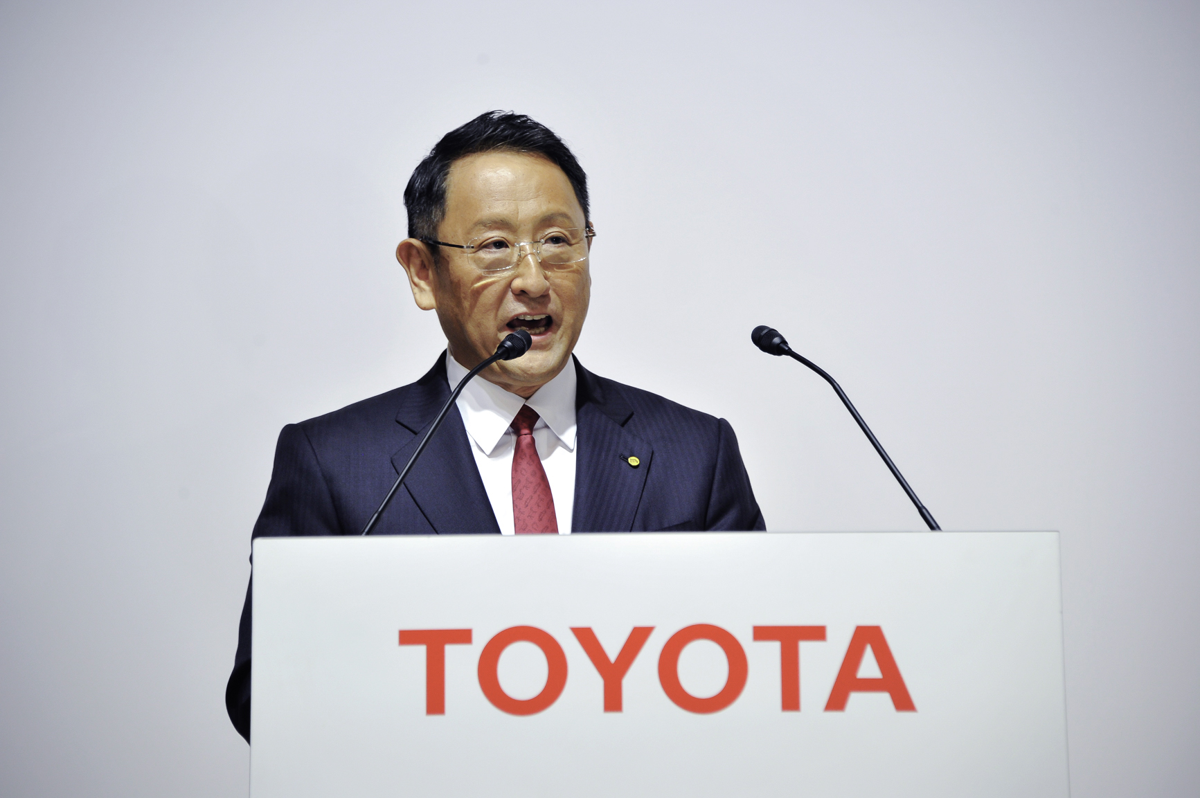 Giám đốc điều hành Toyota Akio Toyoda, đồng thời là chủ tịch hiệp hội các nhà sản xuất ô tô của Nhật Bản, không hài lòng với việc thúc đẩy trung lập carbon của chính phủ Nhật Bản lấy EV làm trung tâm. Ảnh: @AFP.