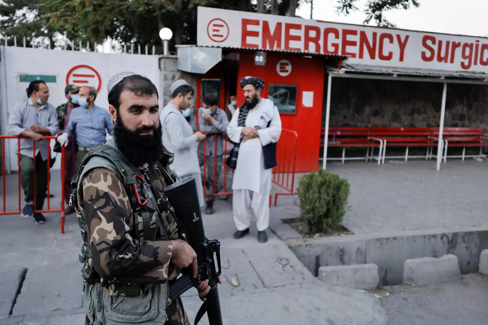 Kinh hoàng vụ nổ tại nhà thờ Hồi giáo Kabul khiến 5 dân thường thiệt mạng - Ảnh 1.