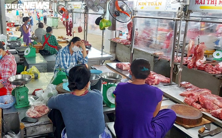 Vắng khách, tiểu thương chợ truyền thống Đà Nẵng kêu trời - Ảnh 4.