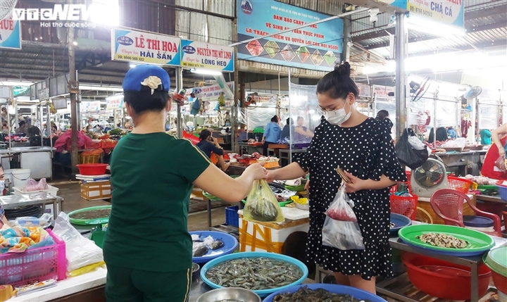 Vắng khách, tiểu thương chợ truyền thống Đà Nẵng kêu trời - Ảnh 5.