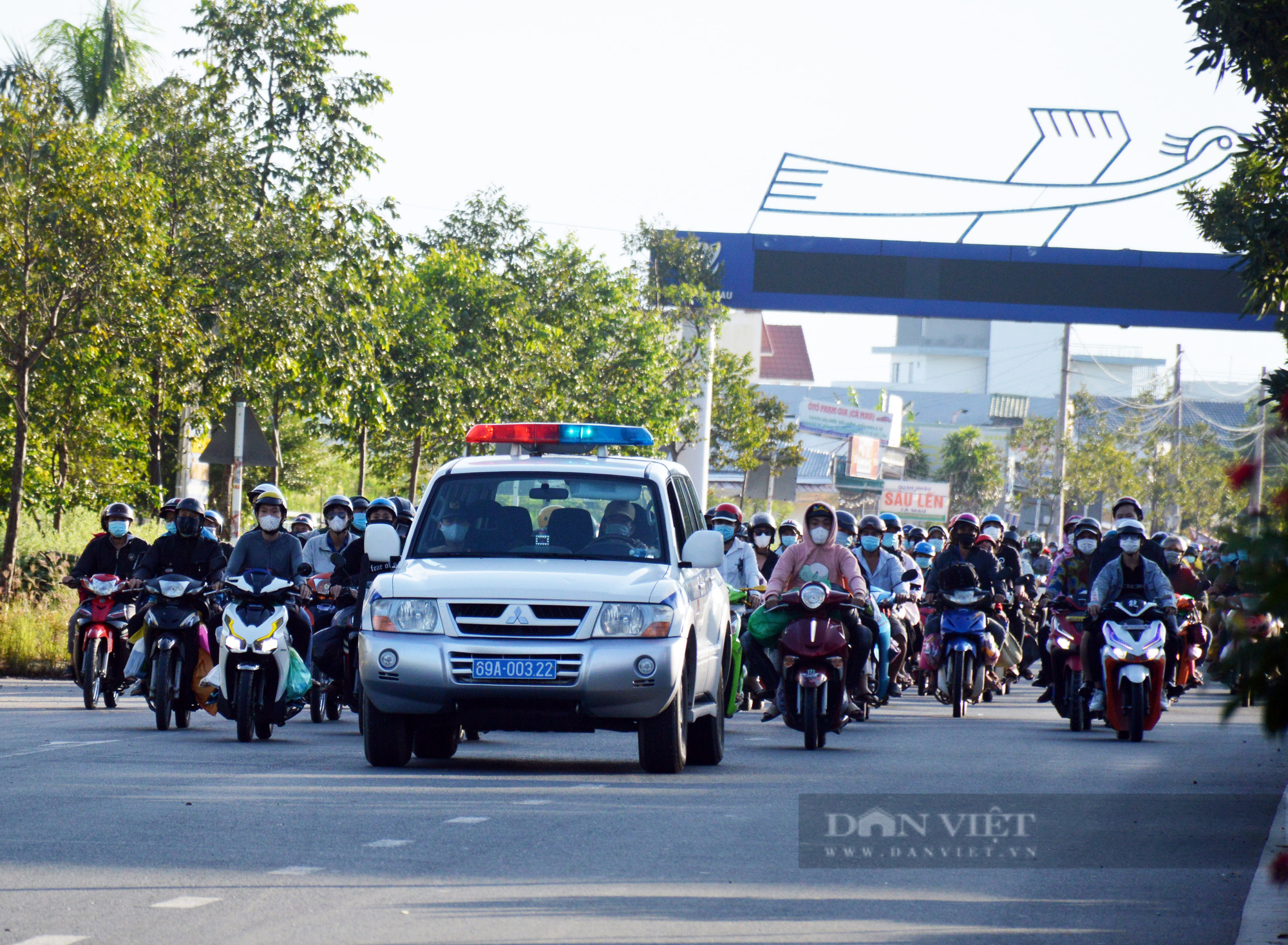 Người Cà Mau đi xe máy về quê: &quot;Trong túi chỉ còn 100.000 đồng nhưng về nhà là mừng rồi” - Ảnh 4.