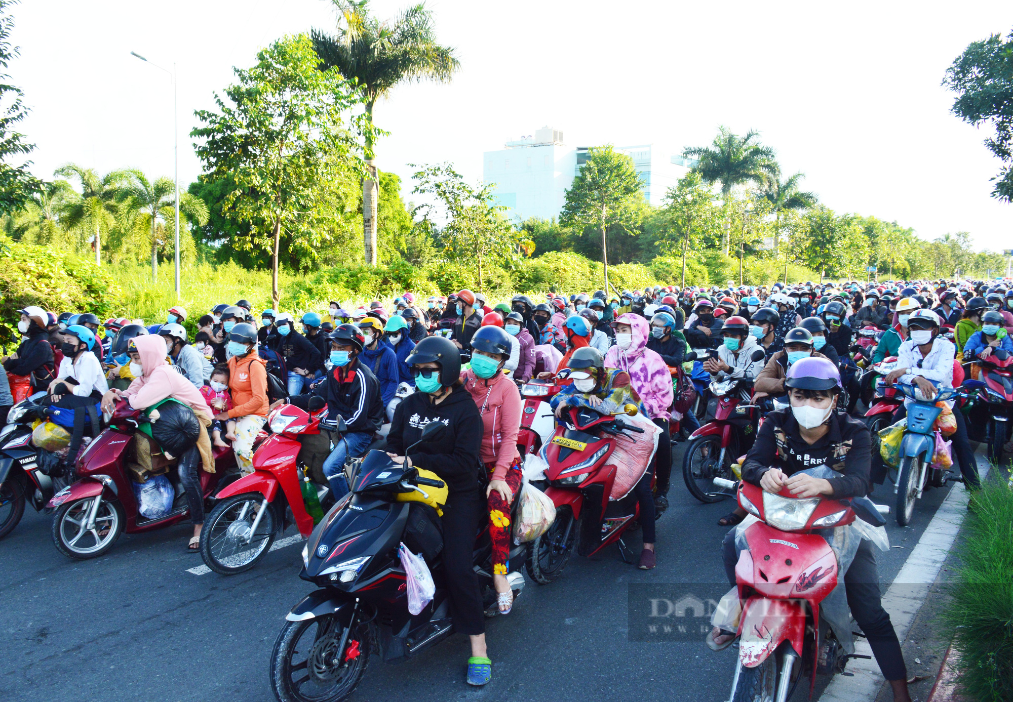 Người Cà Mau đi xe máy về quê: &quot;Trong túi chỉ còn 100.000 đồng nhưng về nhà là mừng rồi” - Ảnh 5.