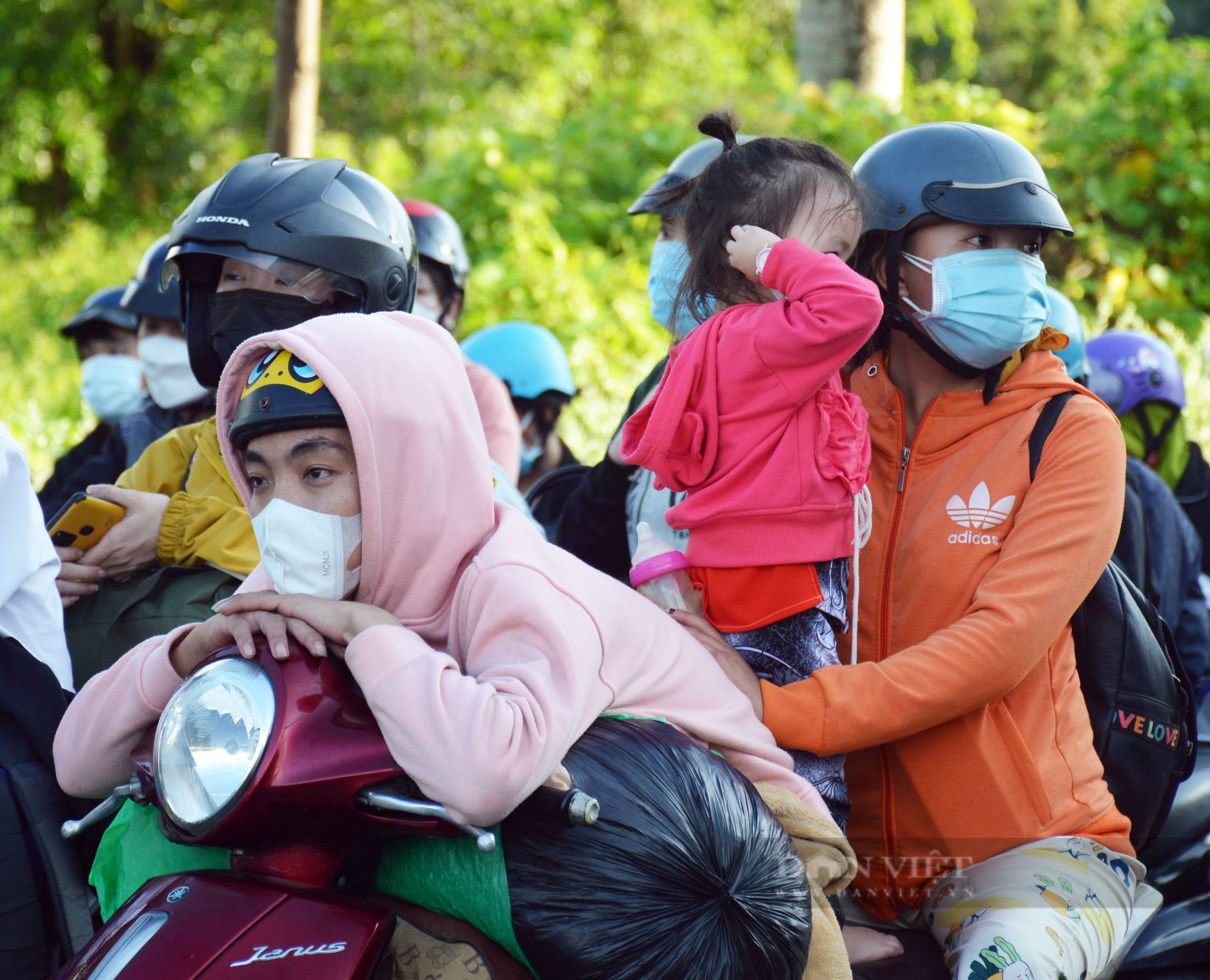 Người Cà Mau đi xe máy về quê: &quot;Trong túi chỉ còn 100.000 đồng nhưng về nhà là mừng rồi” - Ảnh 6.