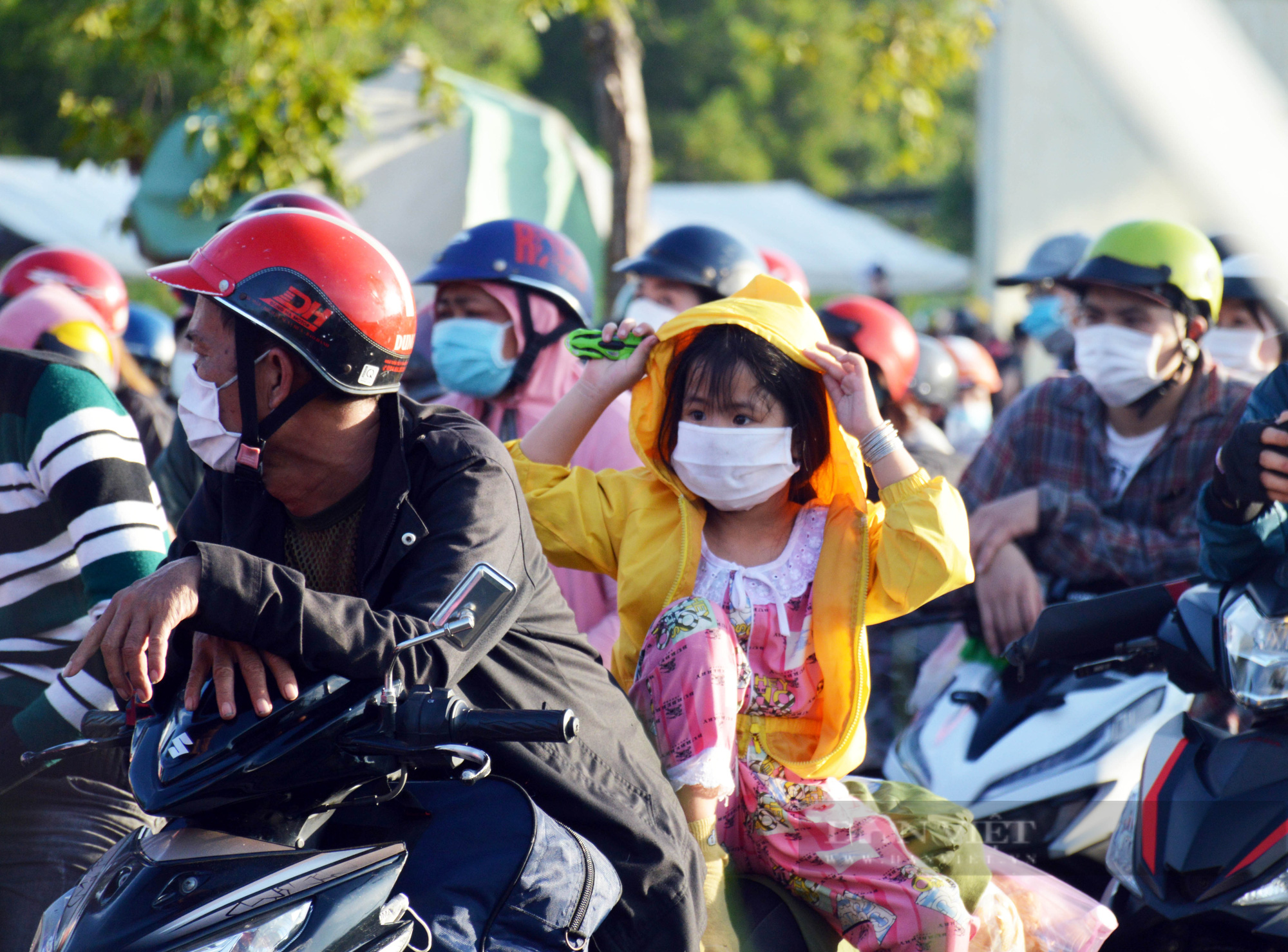 Người Cà Mau đi xe máy về quê: &quot;Trong túi chỉ còn 100.000 đồng nhưng về nhà là mừng rồi” - Ảnh 9.