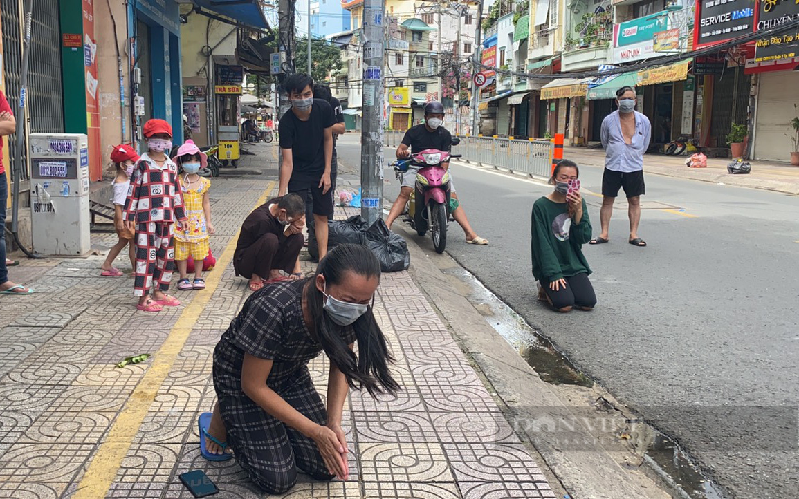 Một năm TP.HCM phong tỏa chống dịch Covid-19 (Bài 3): Ám ảnh của người dân trong &quot;vùng đỏ&quot; - Ảnh 4.