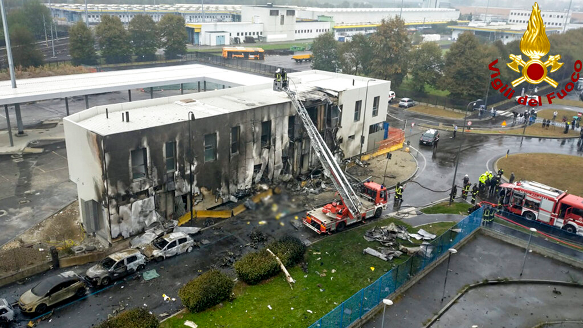 Tỷ phú Romania lái máy bay đâm vào tòa nhà gây cháy lớn, nhiều người chết - Ảnh 1.