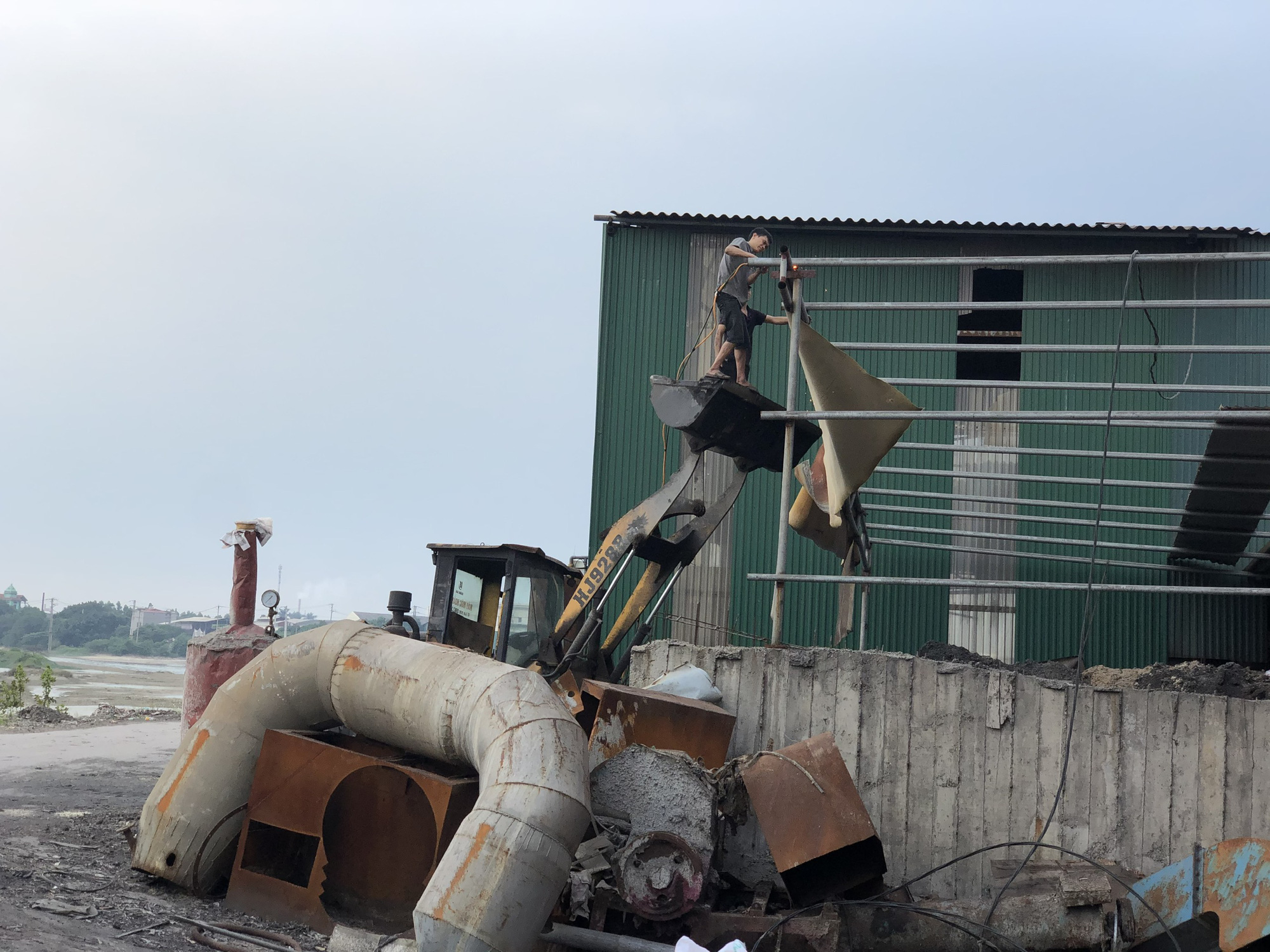 Bắc Ninh: Sau hạn chót, doanh nghiệp dùng máy khoan khủng tháo dỡ công trình vi phạm hành lang đê Ngũ Huyện Khê - Ảnh 7.