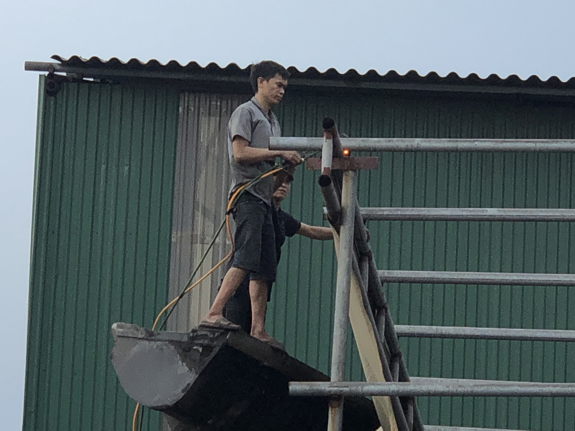 Bắc Ninh: Sau hạn chót, doanh nghiệp dùng máy khoan khủng tháo dỡ công trình vi phạm hành lang đê Ngũ Huyện Khê - Ảnh 6.